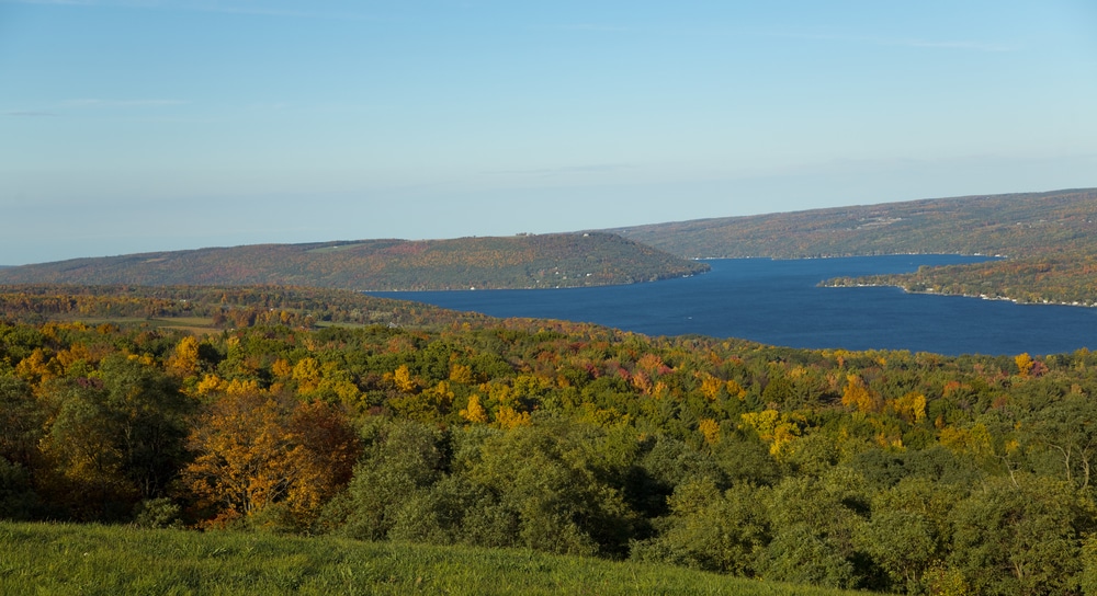 Hermosa vista otoñal de un lago, similar al lago Grapevine - Flower Mound, que se encuentra en el lago Grapevine, tiene un montón de actividades orientadas al lago este otoño.
