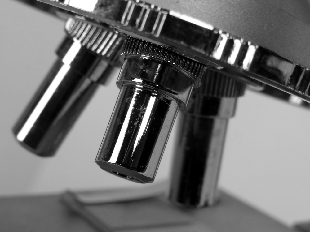 Microscopio utilizado para examinar la sangre de un paciente con niveles bajos de testosterona. Los análisis de sangre para detectar la T baja ayudan a su médico a saber con precisión qué hay detrás de su nivel bajo de testosterona. Más información.