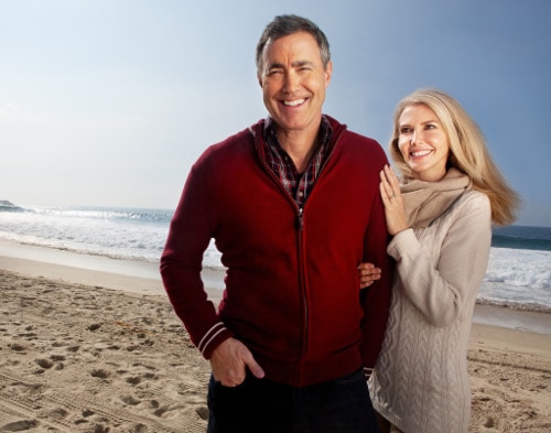 Una feliz pareja de ancianos en la playa. La terapia de sustitución de testosterona puede ayudar con la disfunción eréctil, especialmente con la fuerza eréctil. Más información.