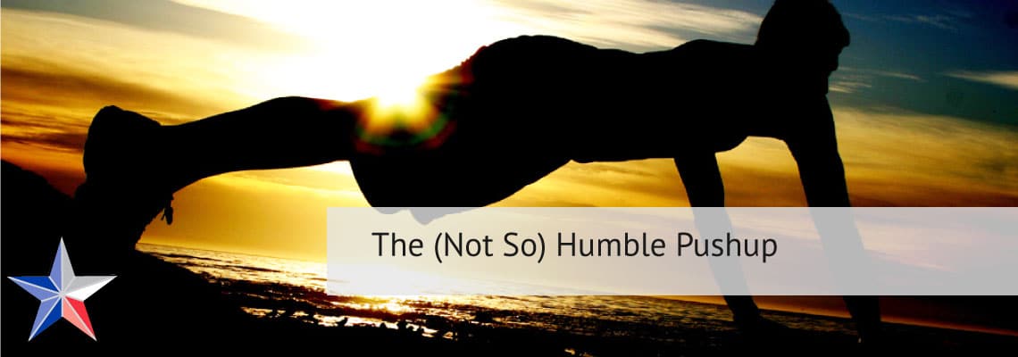 Un hombre haciendo flexiones con el sol de fondo. Las flexiones pueden ayudar a desarrollar los músculos cuando no se dispone de pesas. Más información.