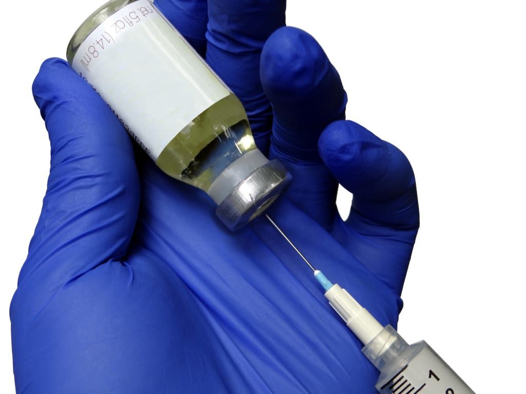 Un profesional médico rellenando una aguja con cipionato de testosterona. La terapia de reemplazo de testosterona tiene una gran variedad de beneficios, pero sólo se aplican si realmente padece un nivel bajo de testosterona. Más información.